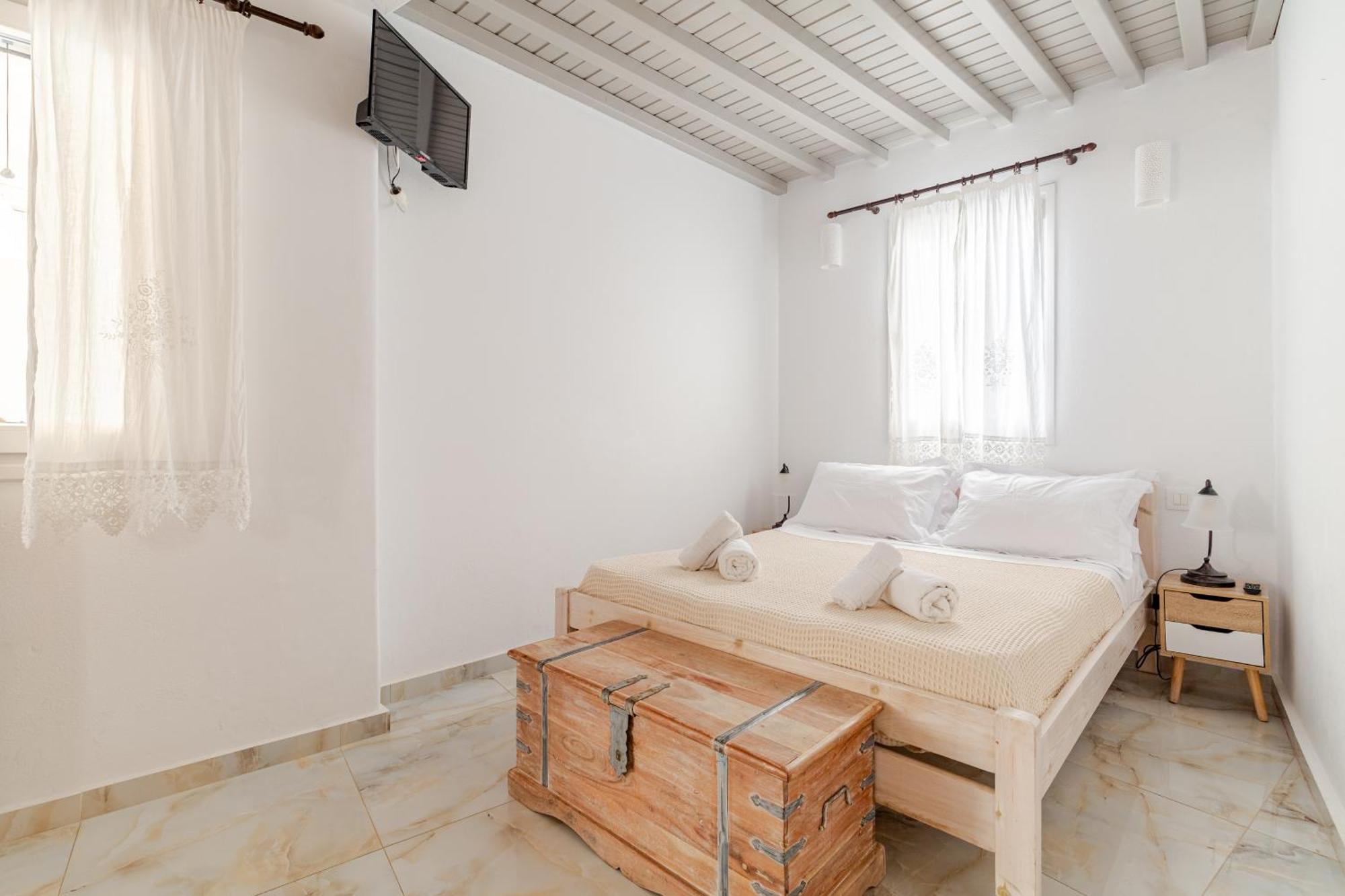 Elenitas Beach House In Ornos Exterior photo